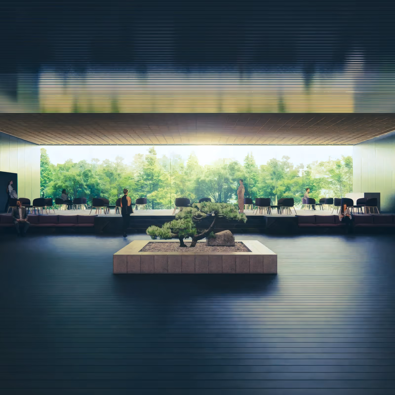 屋内に植えられた盆栽の木が中央にあり、背後の大きな窓からは緑豊かな木々が見えるモダンな待合室。