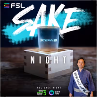 木製の升の上に置かれた蒸気の立つ酒のグラスと、青背景に大きく「SAKE NIGHT」の文字、右下に着物姿の男性。