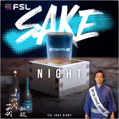 木製の枡に置かれたLEDライトの日本酒カップと、その横に並ぶ二本の日本酒の瓶、そして『2017 Mr SAKE JAPAN』のたすきをかけた男性の写真。