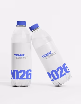 青いキャップと2026年の文字が入ったTEAMZ SUMMITのラベルが付いた2本の透明なウォーターボトル。