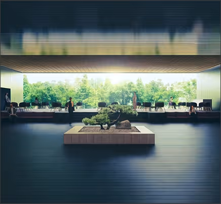 広々とした現代的な待合室に置かれた盆栽の木と、背景の大きな窓の外に見える緑豊かな木々。