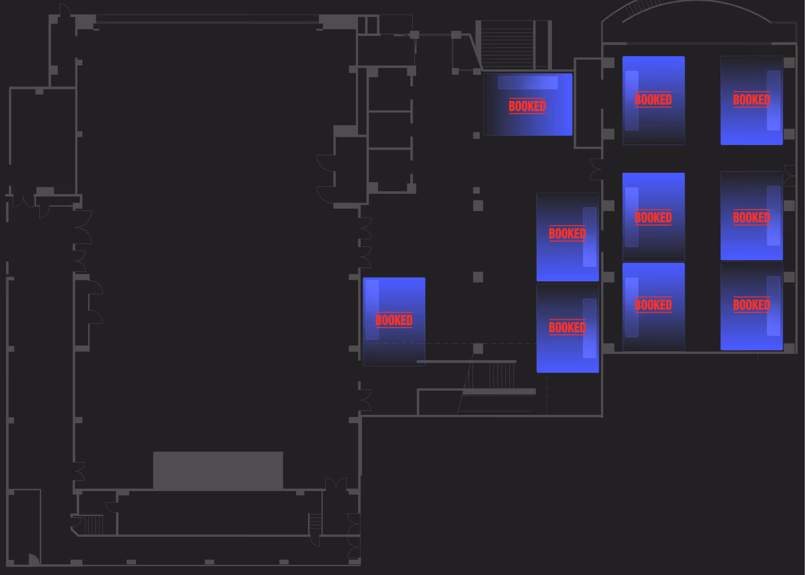 青と黒で色分けされた部屋配置図、いくつかの部屋に赤い文字で「BOOKED」と表示されている。