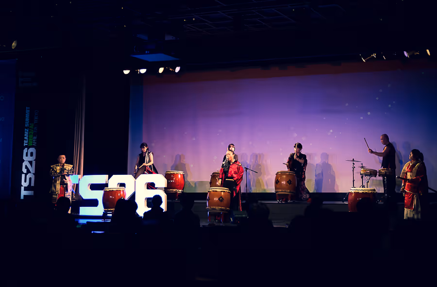 ステージ上で伝統的な日本の太鼓を演奏するグループ。