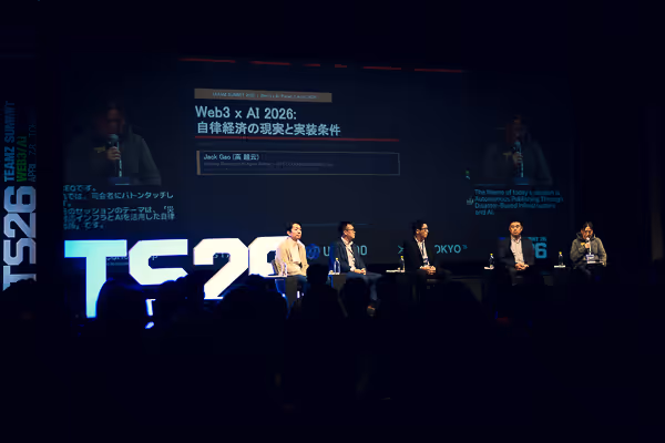 パネルディスカッションで5人の登壇者がステージに座り、背後のスクリーンに「Web3 x AI 2026: 自律経済の現実と実装条件」というプレゼンテーションが表示されている。