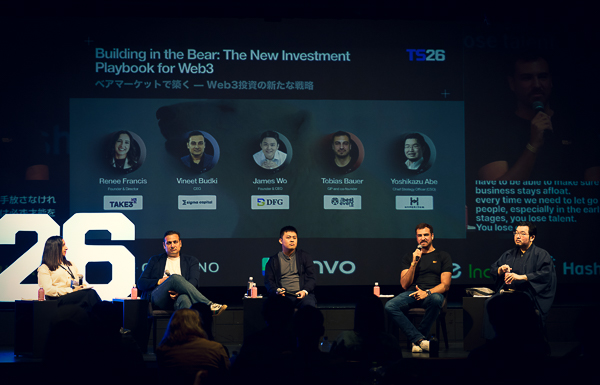 パネルディスカッション中の5人の登壇者、背景に『Building in the Bear: The New Investment Playbook for Web3』とスピーカーの名前と役職が表示されたスクリーン。