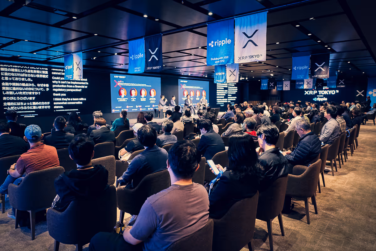 XRP TOKYOの会議で、多くの参加者がパネルディスカッションを聴いている会場の様子。