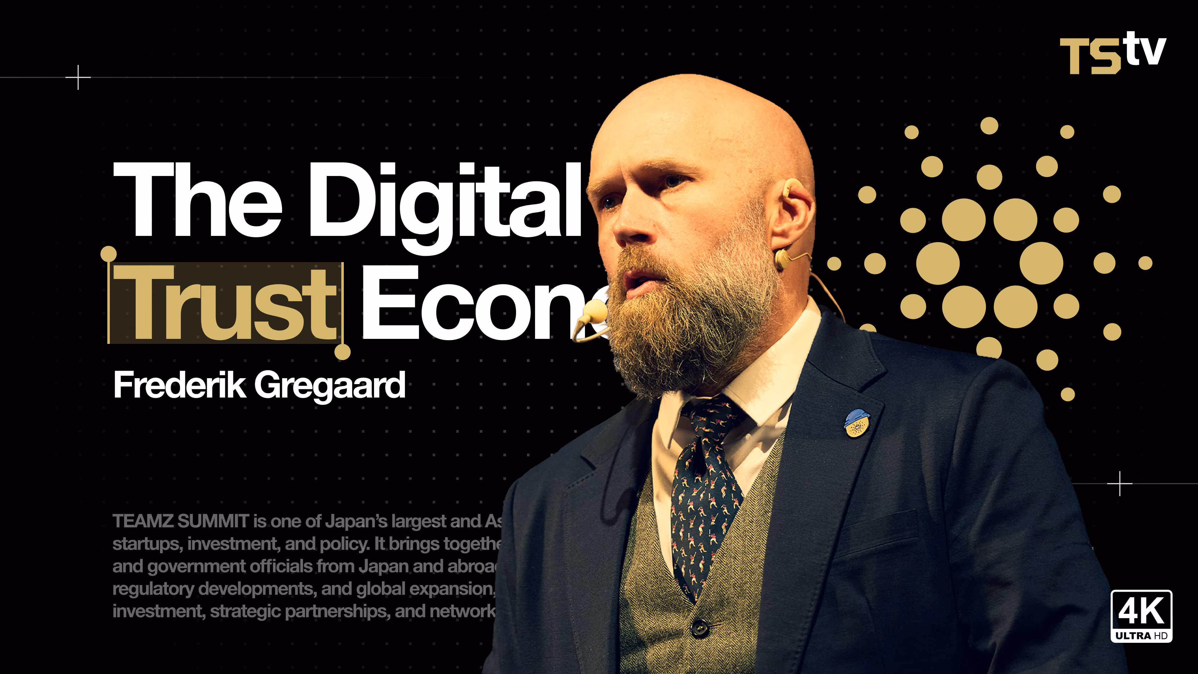 スーツを着たマイク付き男性が「The Digital Trust Economy Frederik Gregaard」と話す。