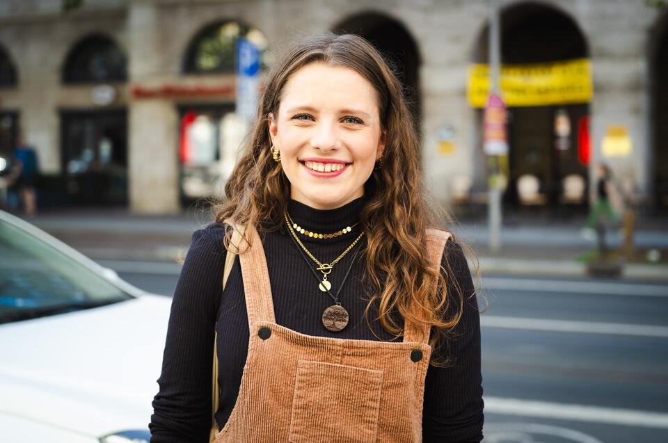 Junge Frau lächelt in die Kamera