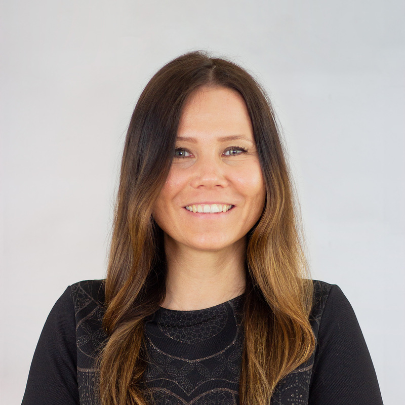 Junge Frau in Lern-Fair T-Shirt vor Wald mit Eulen Maskottchen