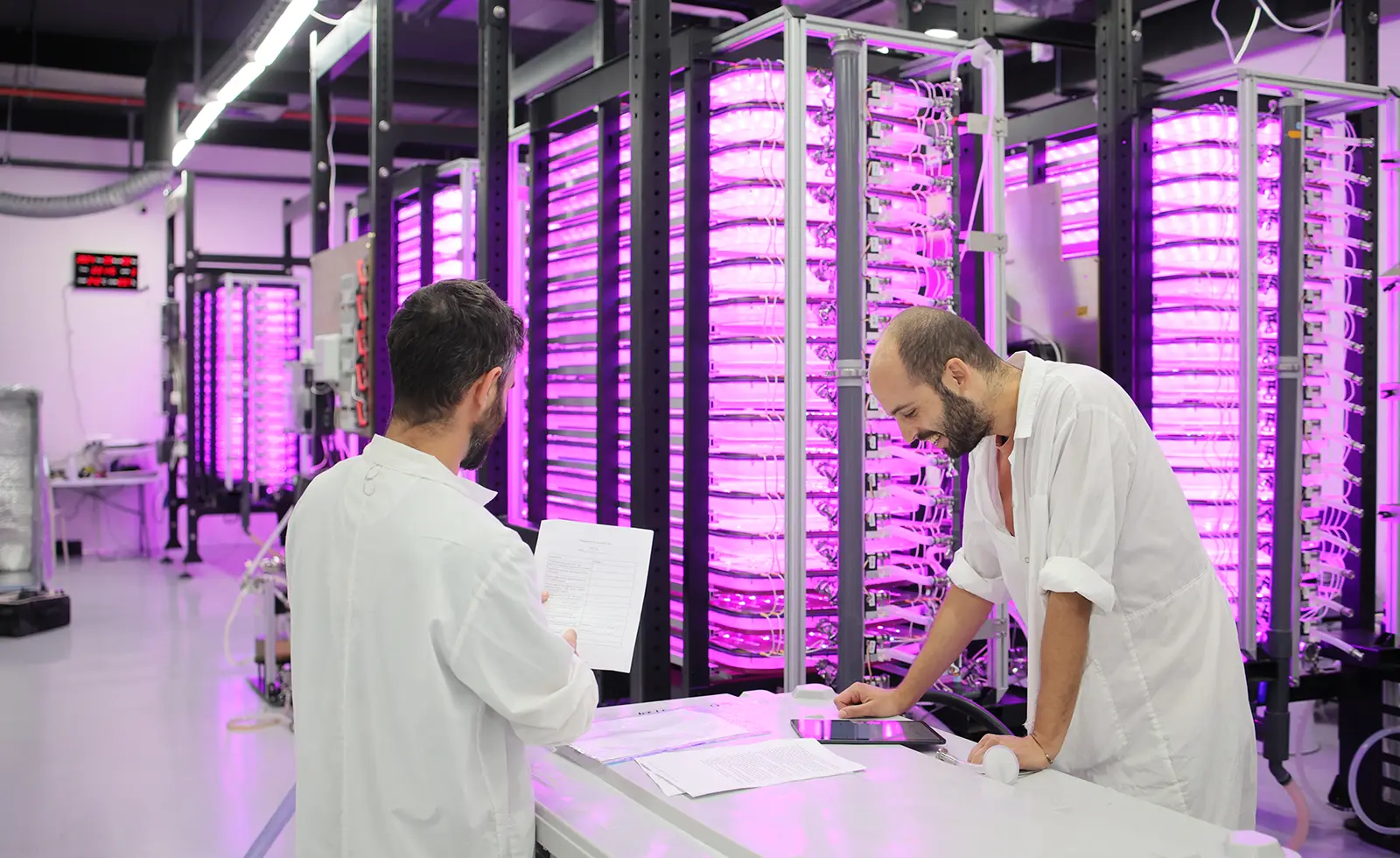 Two scientists from the GreenOnyx team