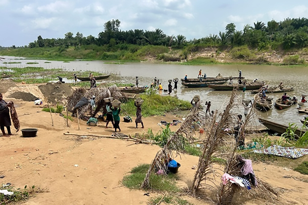 Local fishing and sand extraction activities along the Ouémé River at Bonou