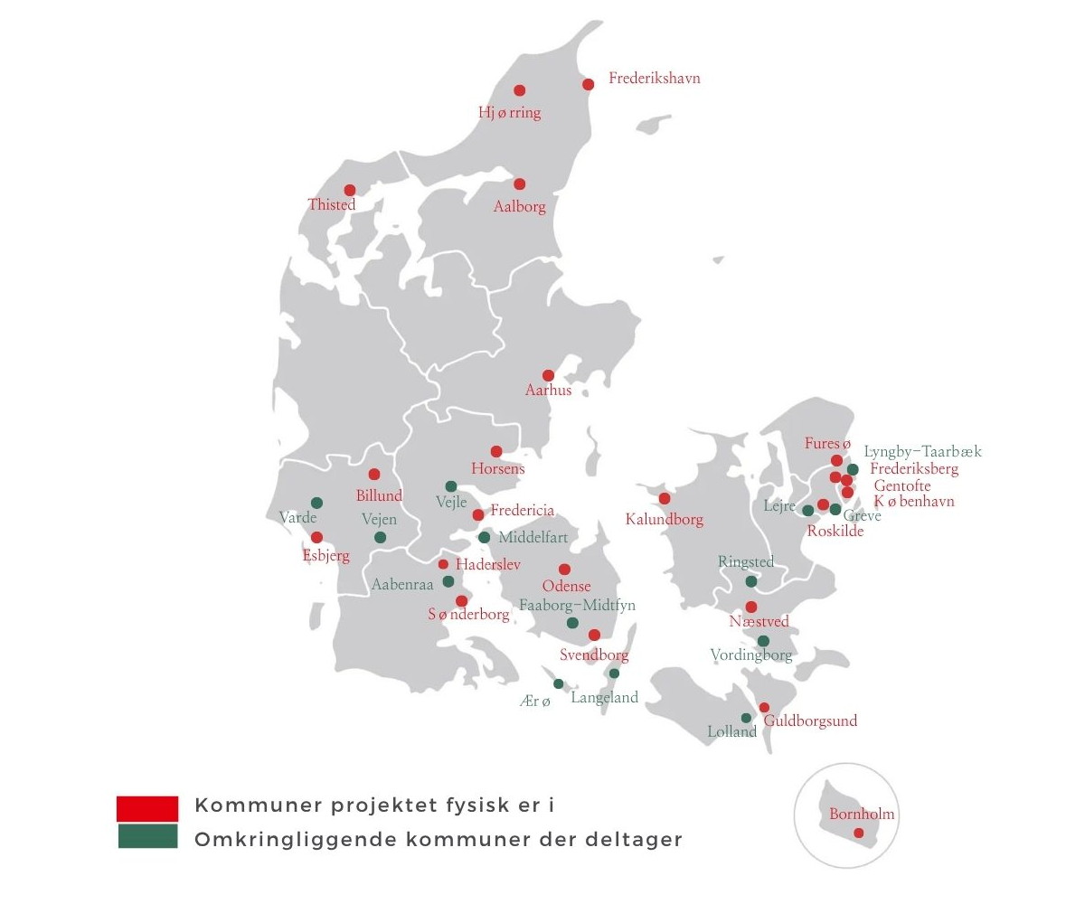 Map of Denmark showing municipalities involved in a project, with red dots for physical project locations and green dots for surrounding participating municipalities.