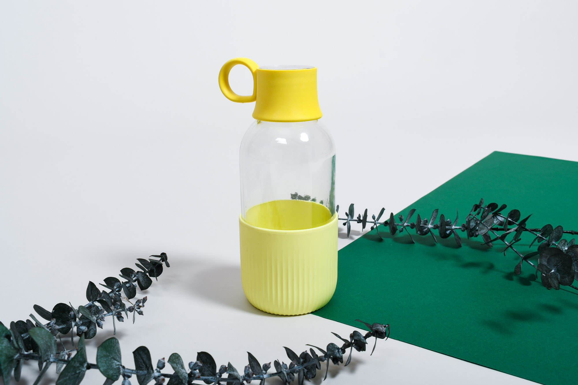Gourde en verre jaune posée sur un bureau, cadeau collaborateur fabriqué en France