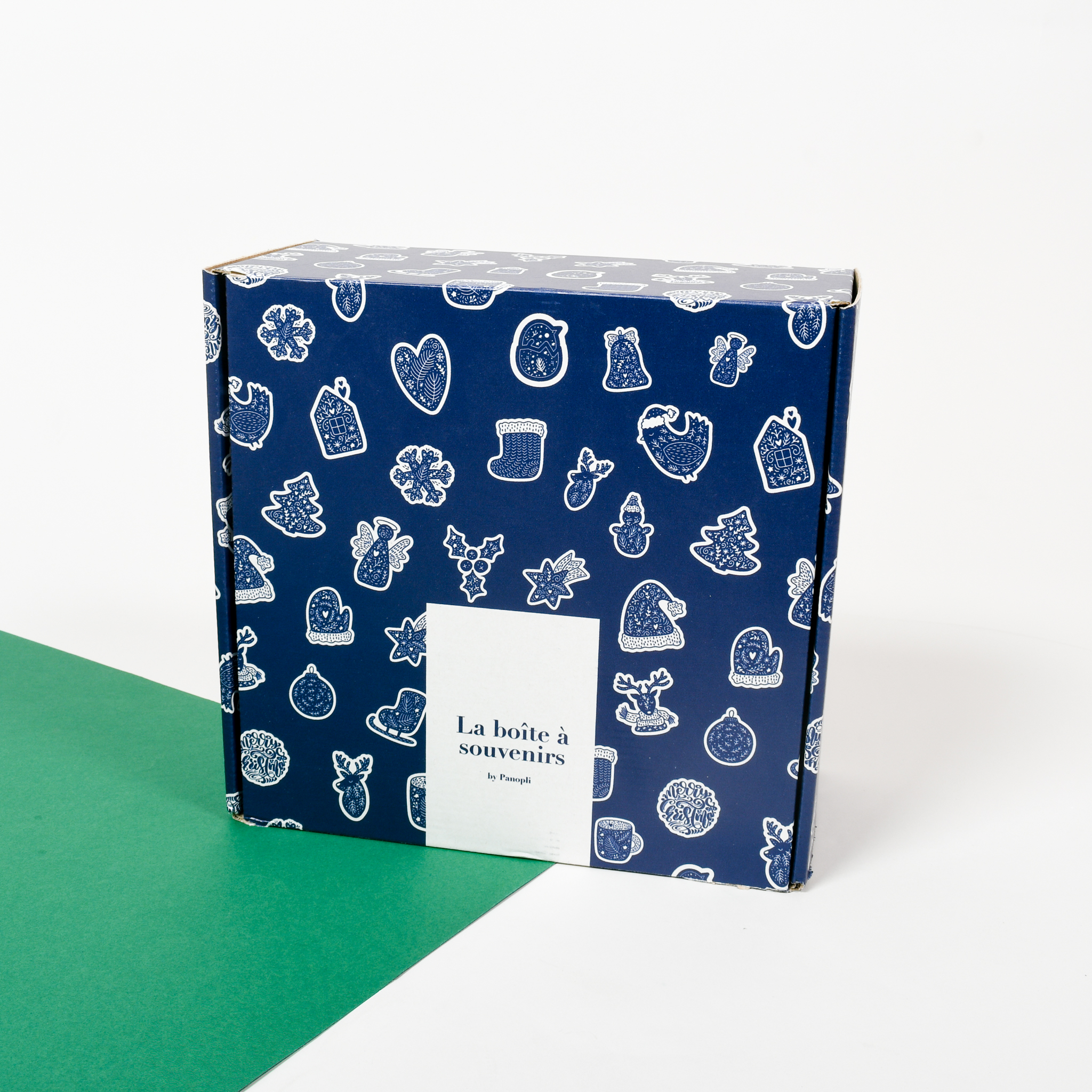 Box cadeau en carton personnalisée aux motifs de Noël, exemple de coffret cadeau d'entreprise sur mesure