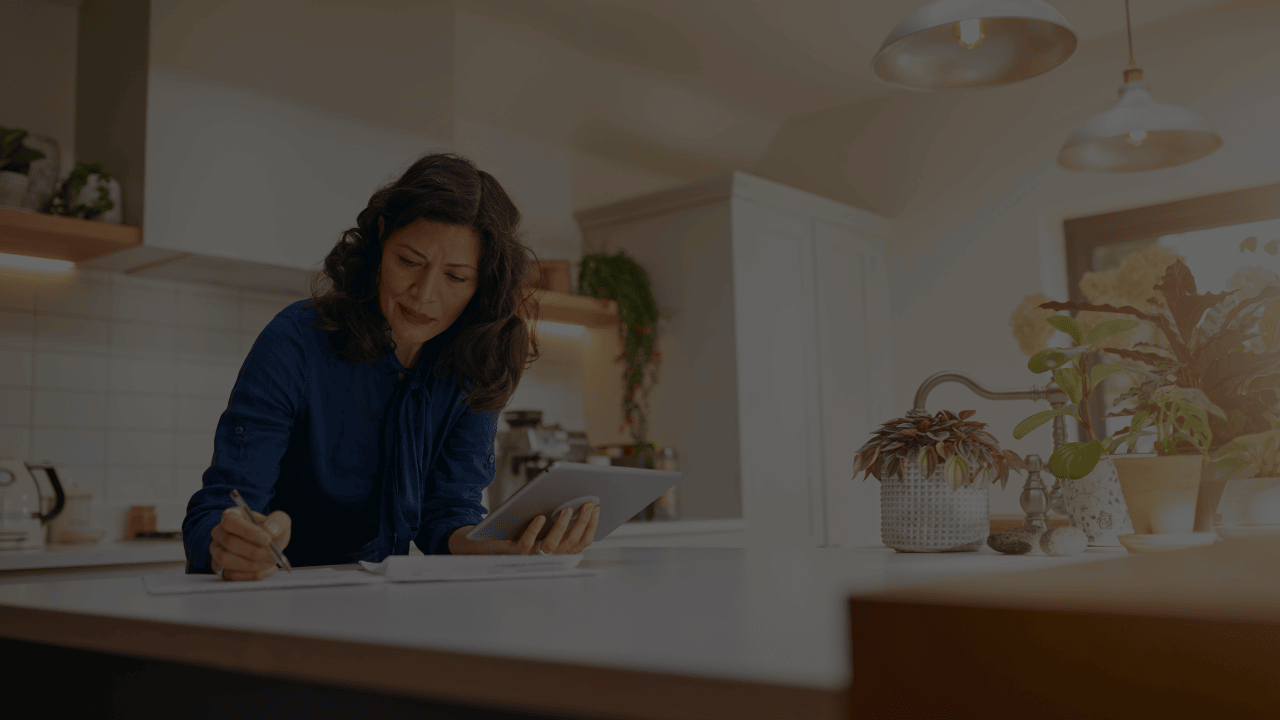 Pessoa planejando suas finança com a Ascenda Wealth