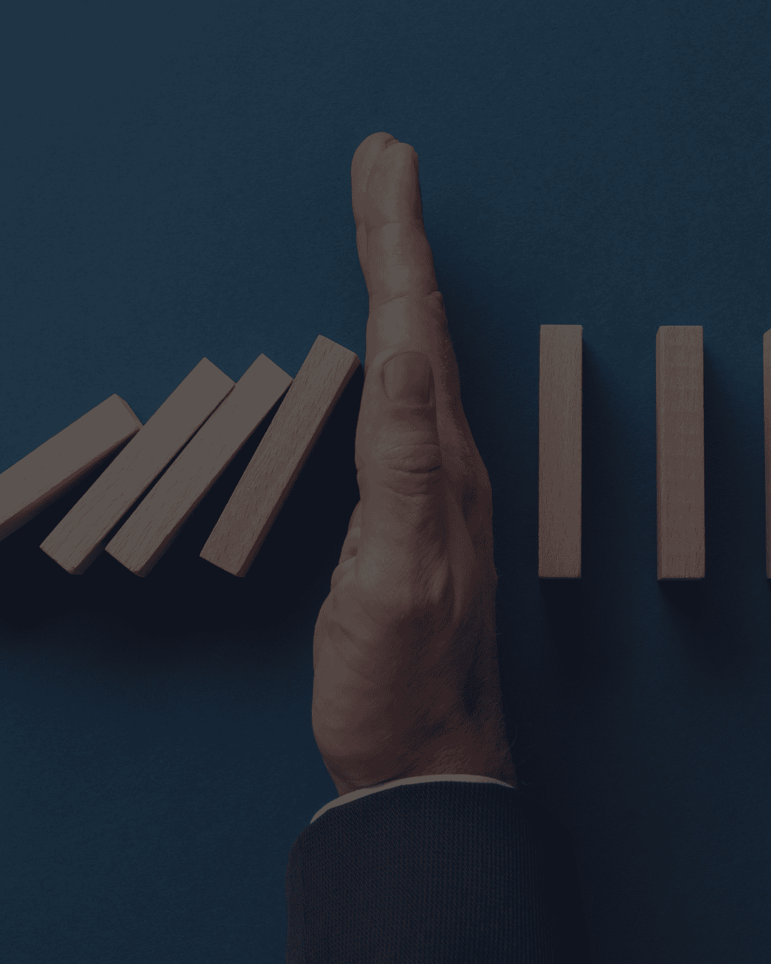 Comparação entre investimento reativo e estratégia consistente com a Ascenda Wealth.