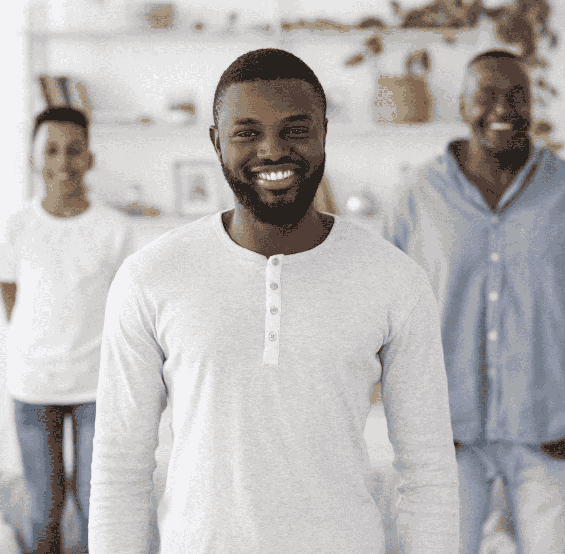 rês gerações de uma família representando o legado planejado com a Ascenda Wealth.