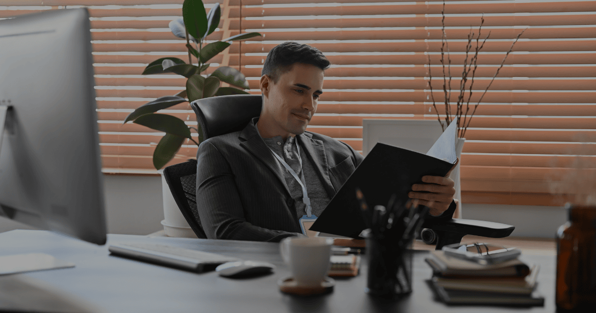 Empresário tranquilo com o planejamento financeiro feito pela Ascenda Wealth