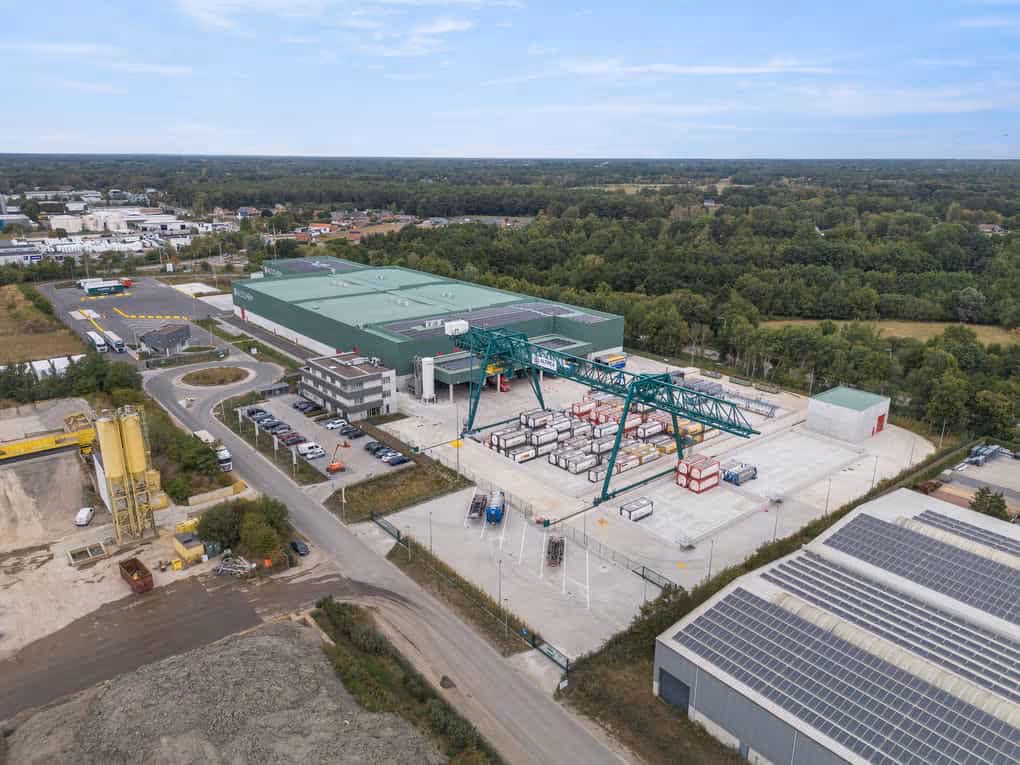 Dronefotografie van een groot bedrijventerrein