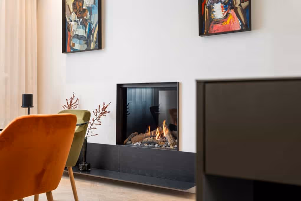 Luxe interieurfotografie van een woonkamer met gashaard en moderne meubels.