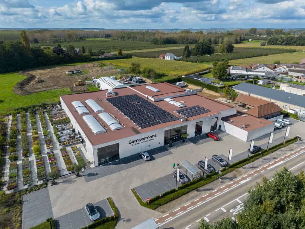 Dronefotografie van een groot commercieel complex/tuincentrum in een landelijke omgeving in Sint-Truiden.
