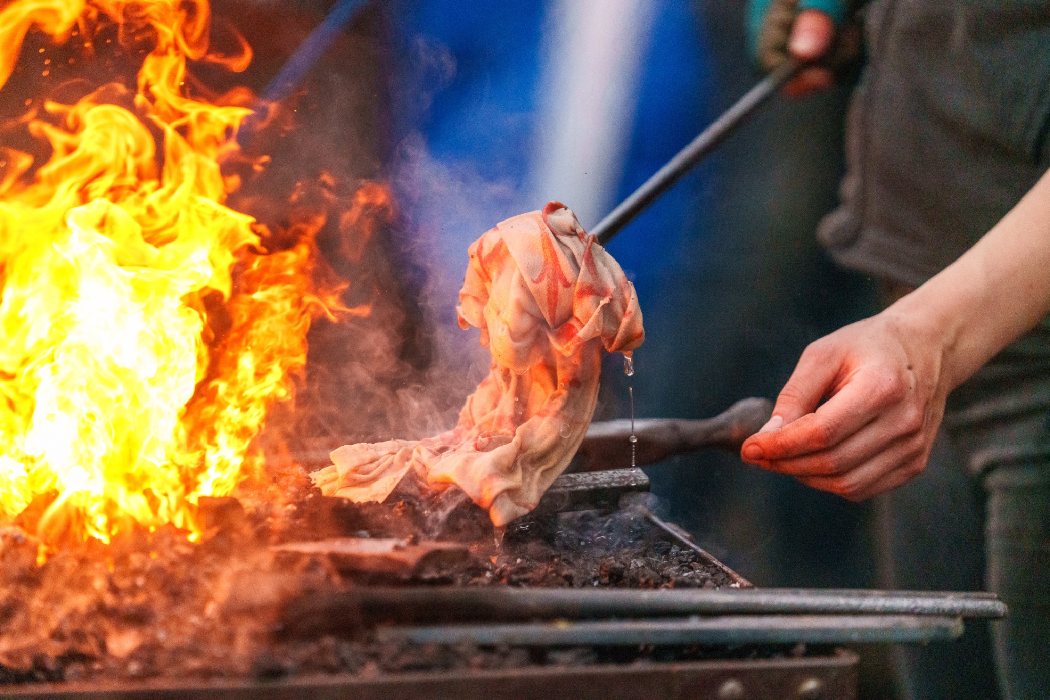 Geste professionnel près d’une flamme photographié lors d’un reportage par Yougz Photo