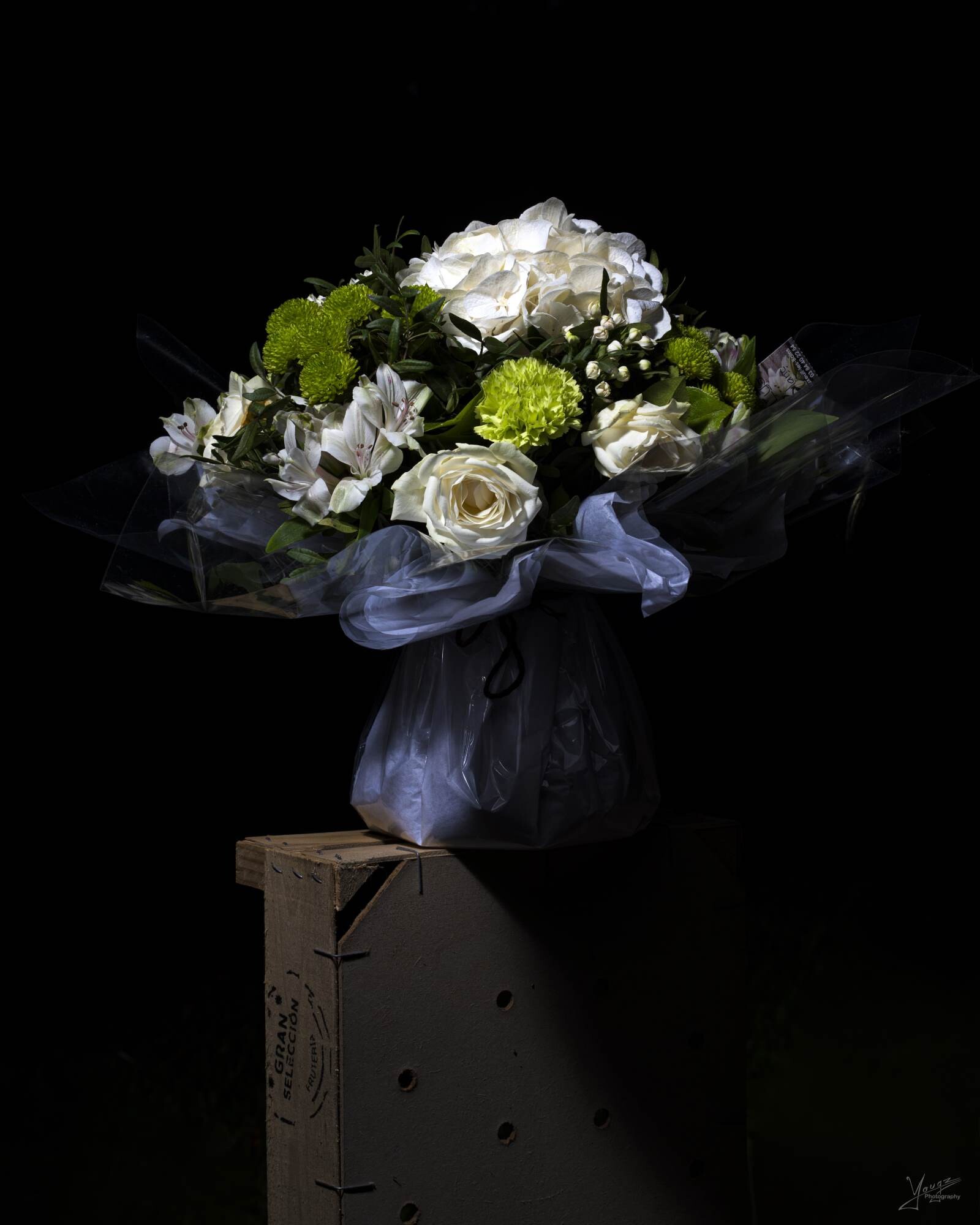 Bouquet floral artistique photographié sur fond noir pour valoriser le travail d’un fleuriste