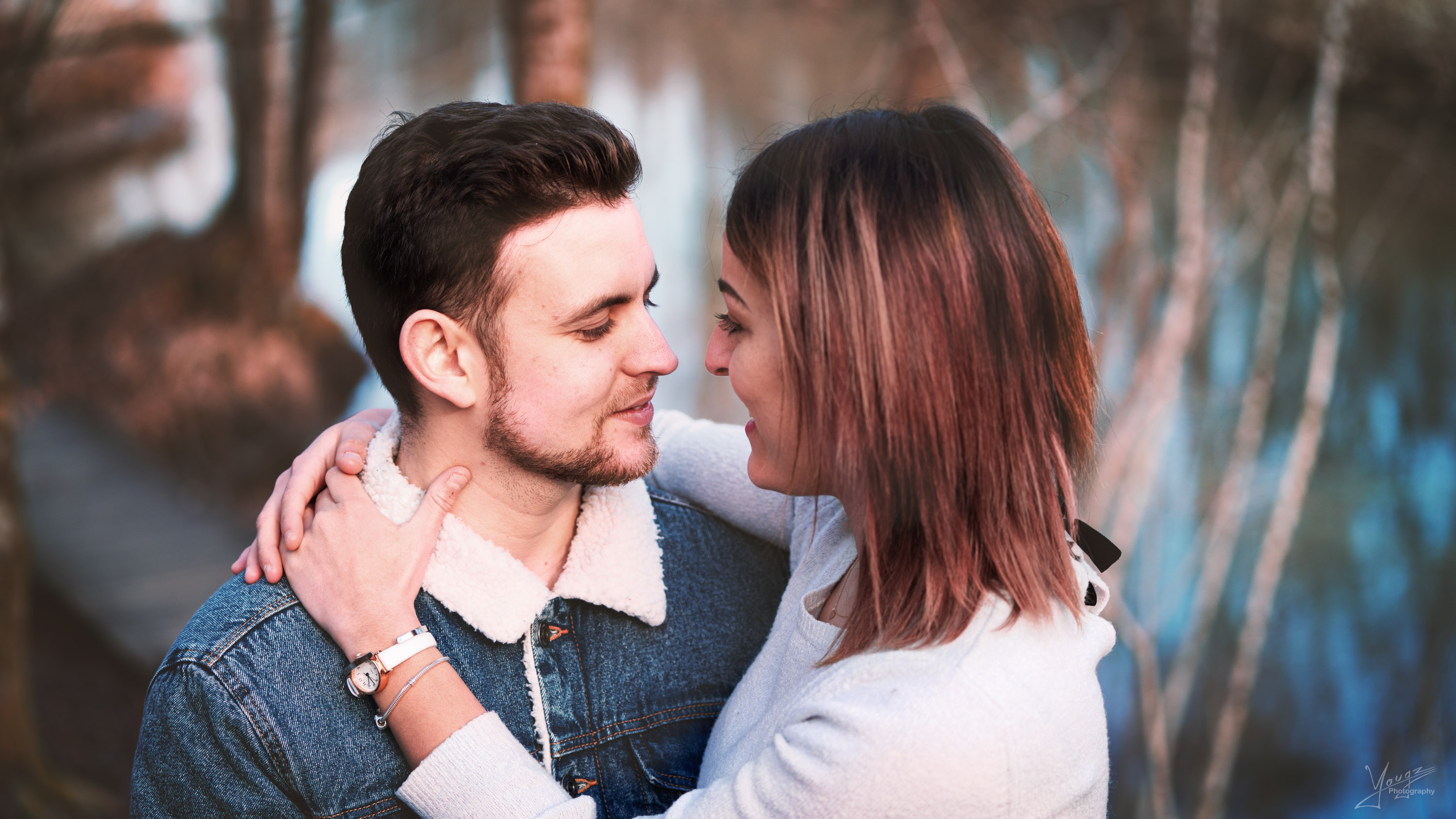 Couple échangeant un regard complice lors d’une séance photo en extérieur