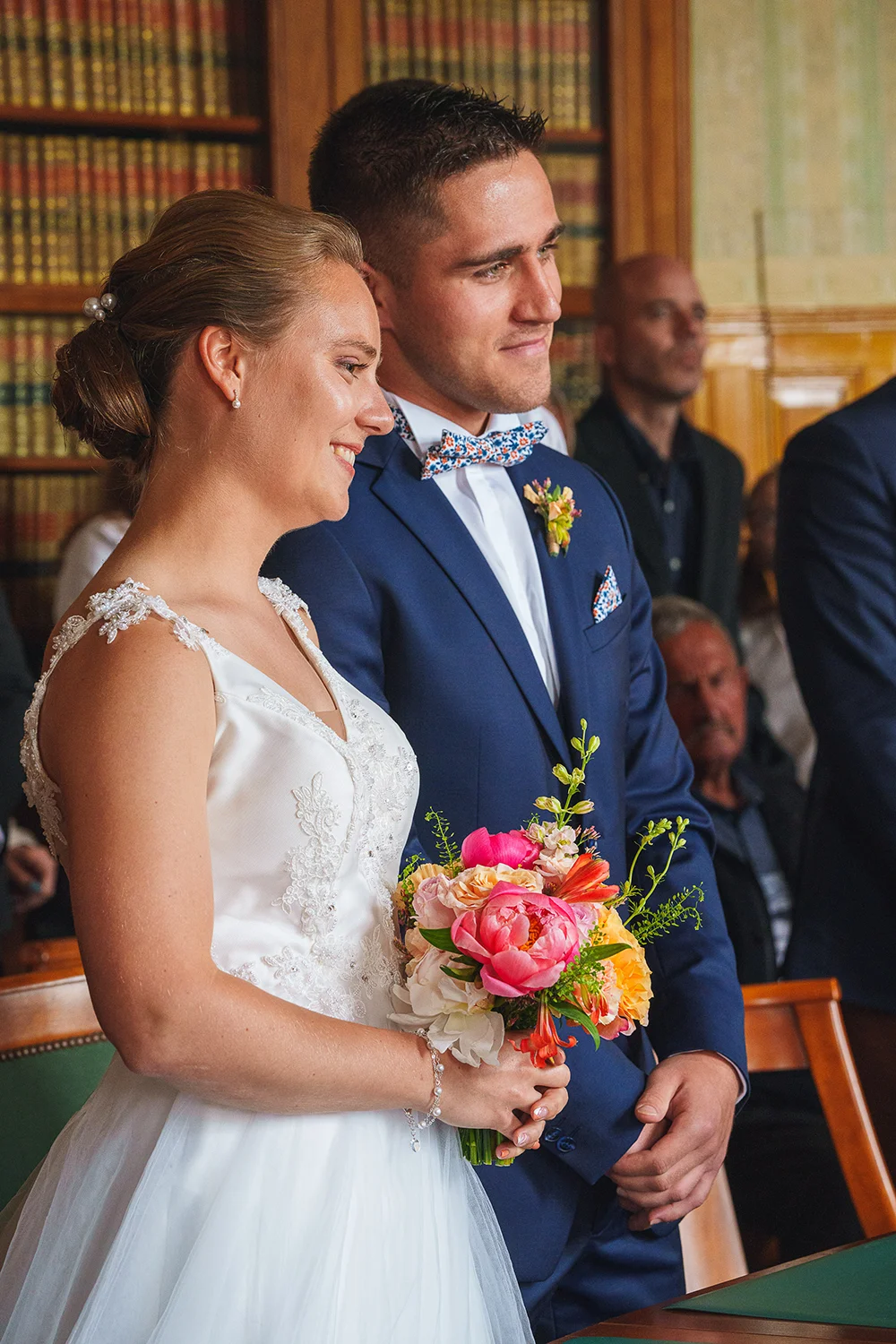 Les mariés partagent une étreinte pendant leur reportage de mariage
