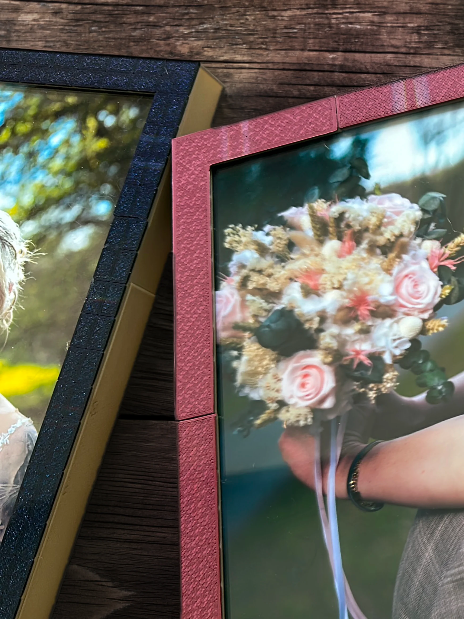 Tirage de mariage encadré, avec les mariés et leur bouquet dans un cadre rose texturé.