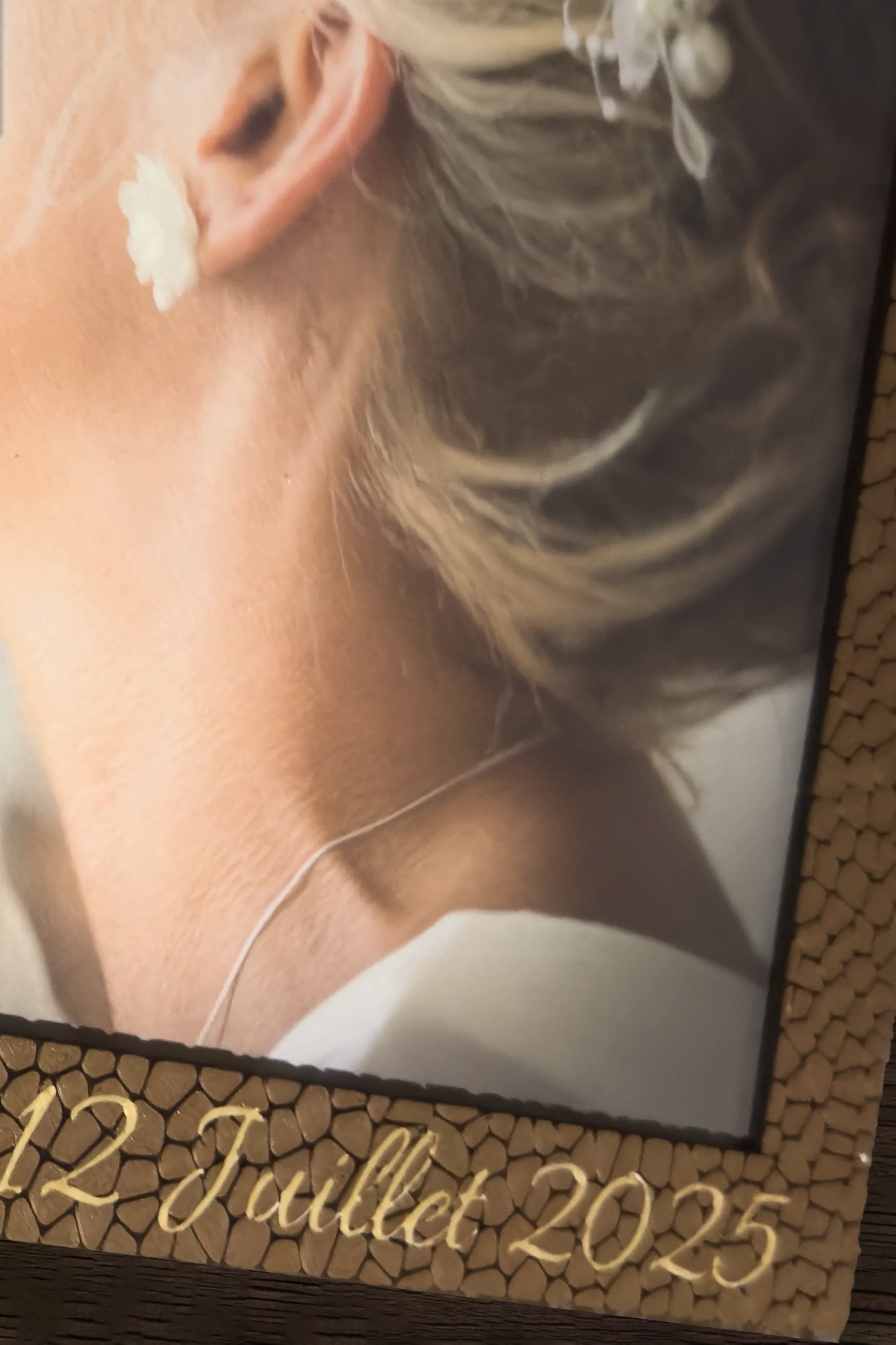 Détail d’un tirage de mariage encadré, avec la date du 12 juin 2025 gravée sur le cadre.