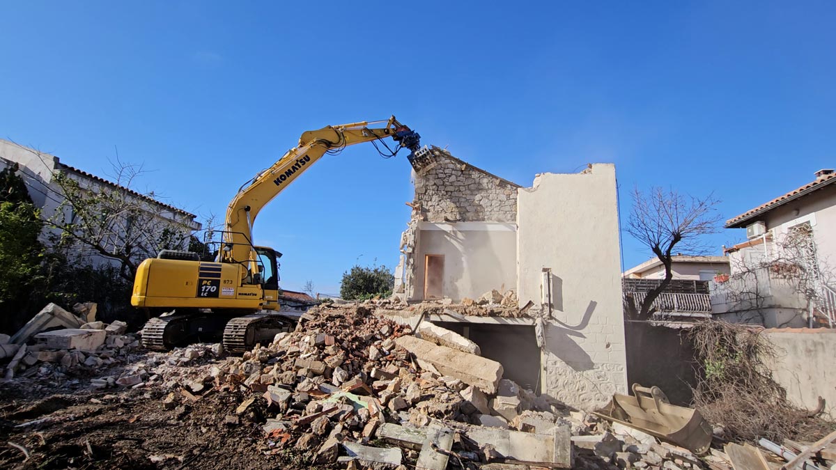 Démolition d’une ancienne bâtisse à Marseille Sainte-Anne avec pelle mécanique