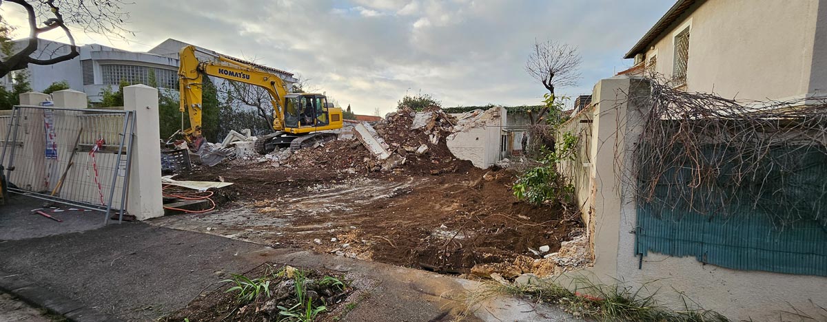 Démolition d’une maison ancienne en zone résidentielle à Marseille 8e.