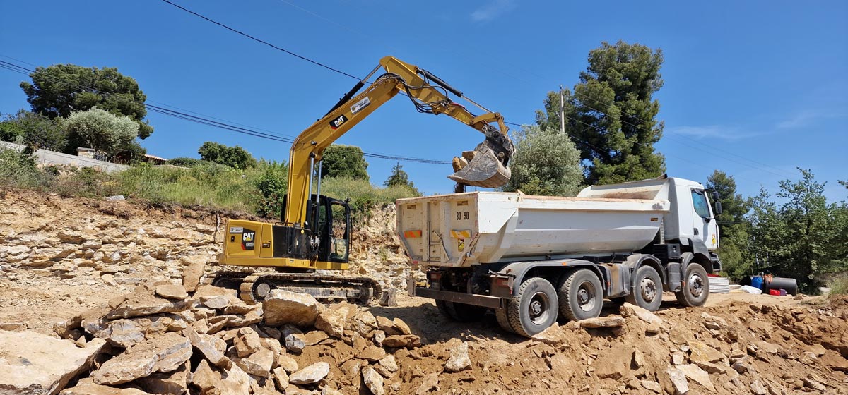 Chargement de matériaux rocheux lors d’un terrassement de masse à La Cadière-d’Azur.