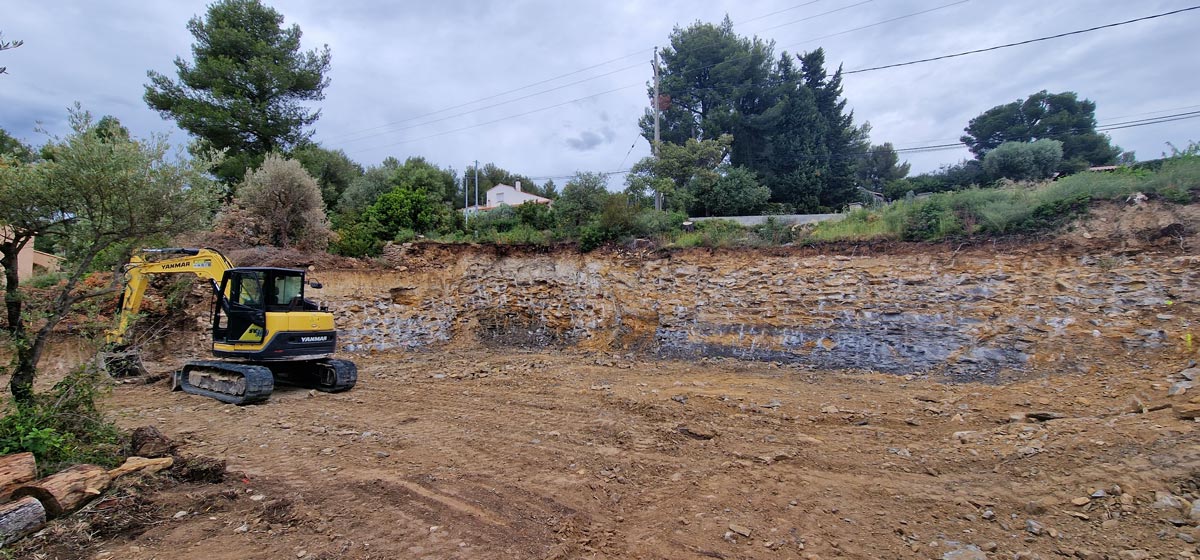 Engins de chantier pour terrassement rocheux destiné à une villa dans le Var.