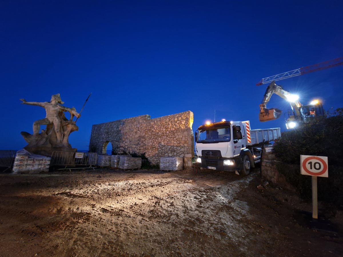 Terrassement professionnel sur l’île de Bendor à Bandol avec engin de chantier de nuit