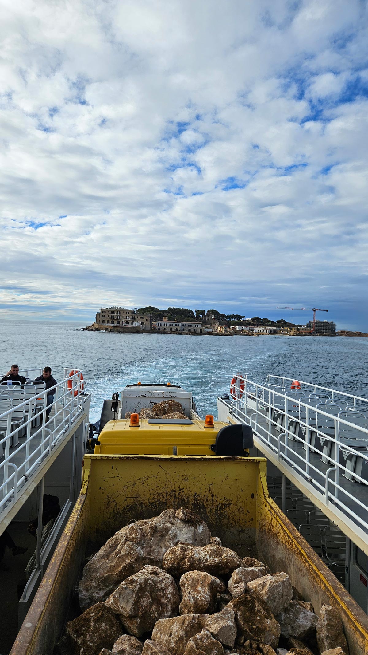 Évacuation de blocs rocheux par bateau depuis l’île de Bendor face à Bandol.