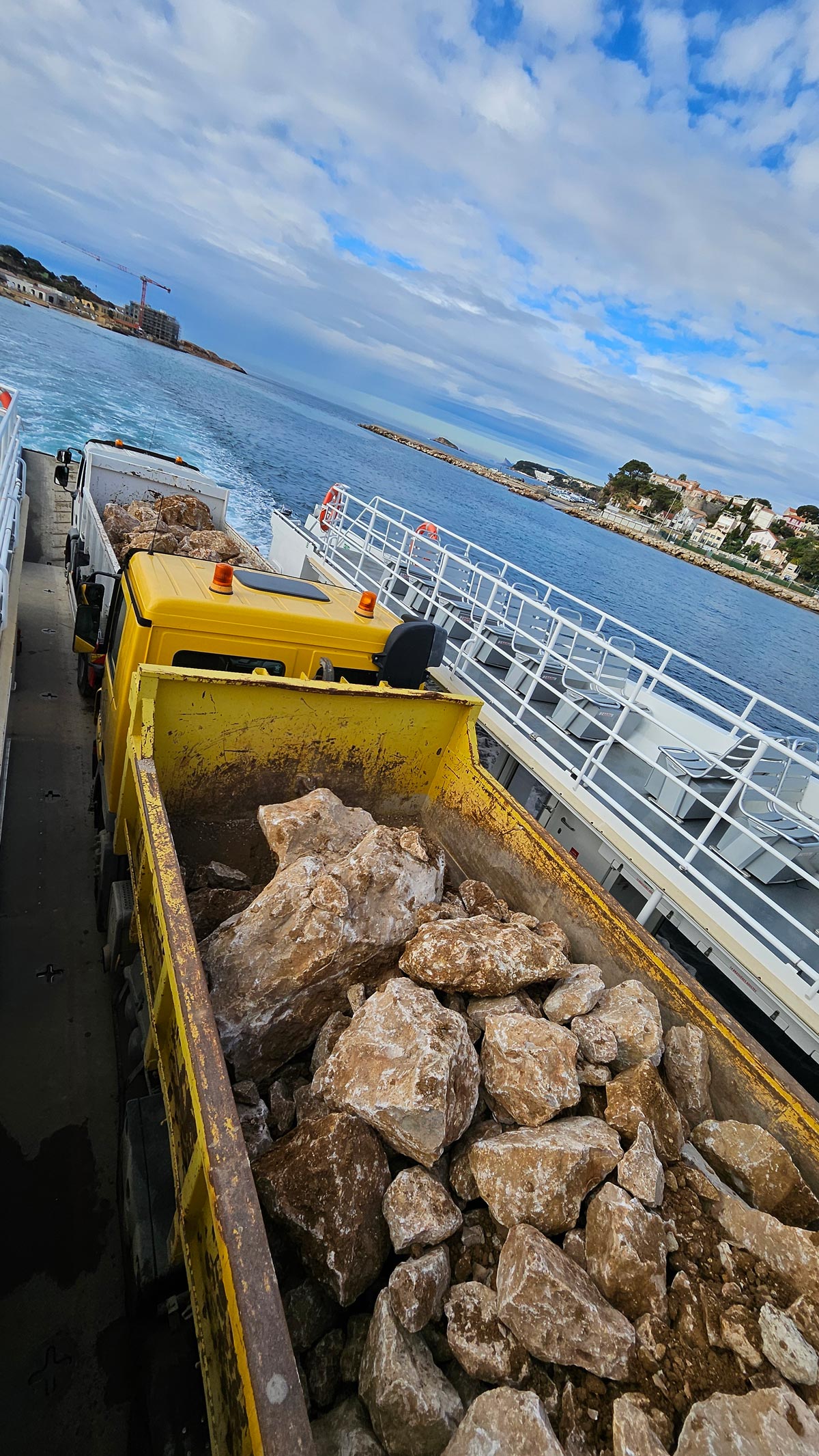 Chargement de matériaux rocheux pour un chantier de terrassement professionnel à Bandol.