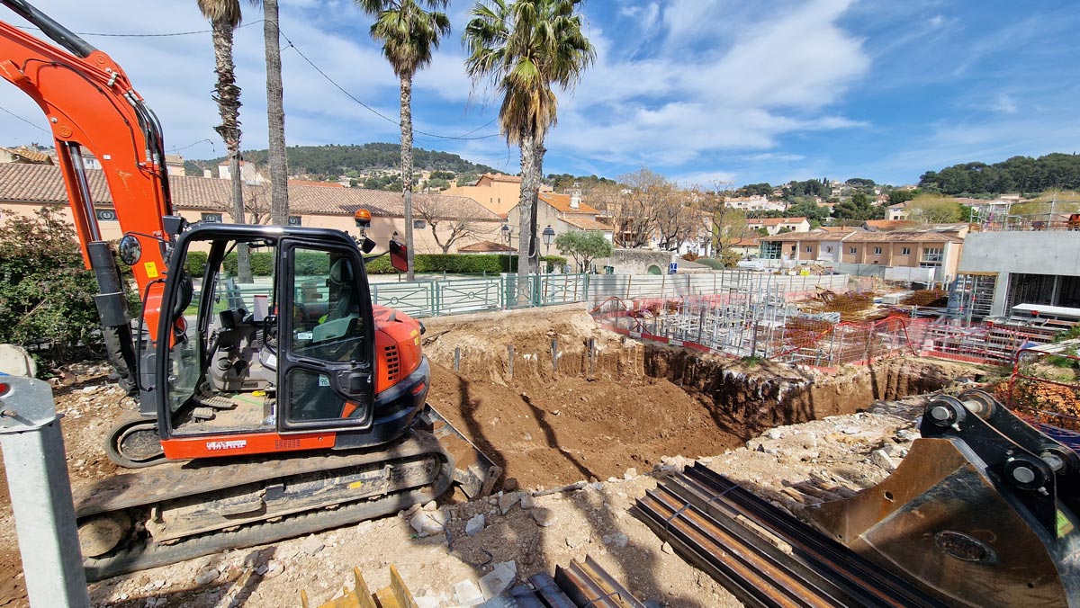 Engin de terrassement sur un chantier urbain à Ollioules.
