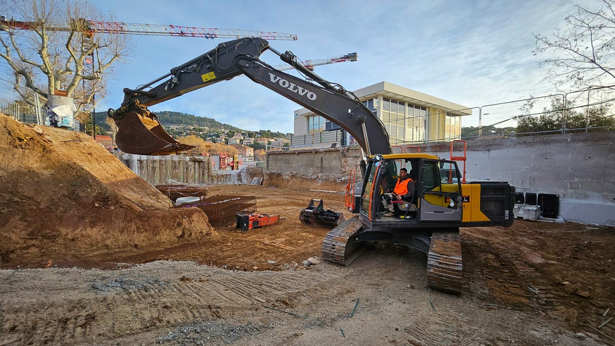 Terrassement de masse pour parking souterrain à Ollioules avec pelle mécanique