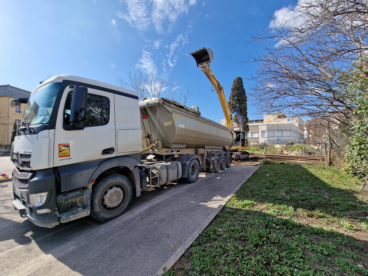 Évacuation des gravats après démolition d’une bâtisse à Marseille