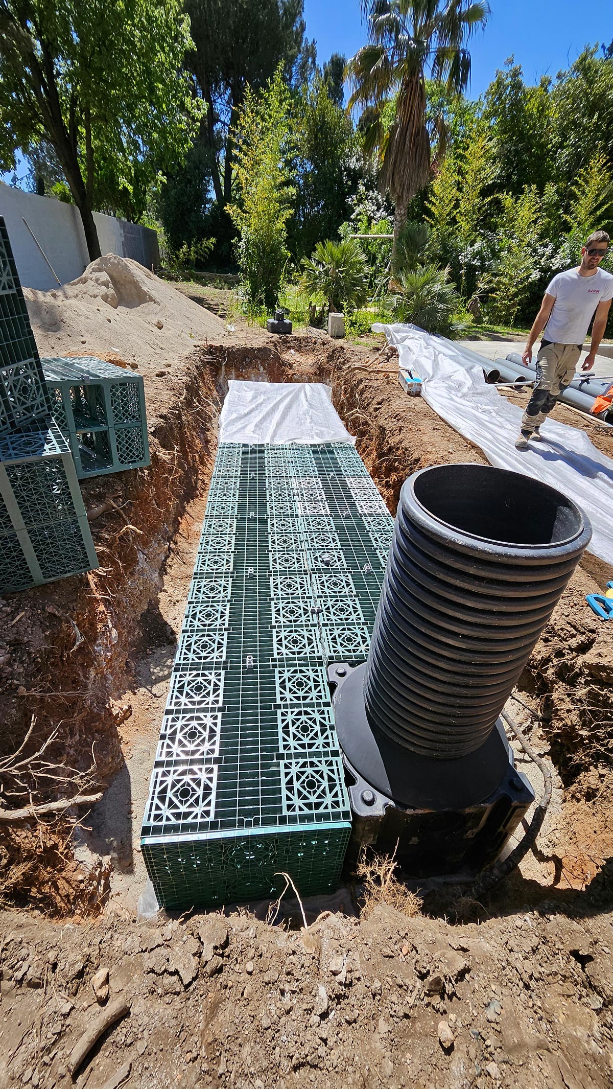 Bassin d’infiltration enterré avec regard pour gestion des eaux pluviales à Marseille.