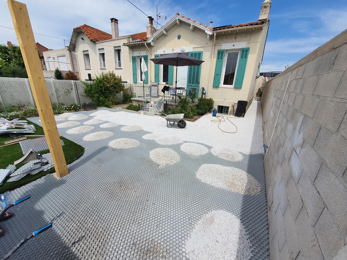 Aménagement extérieur avec graviers décoratifs à Marseille Château-Gombert.