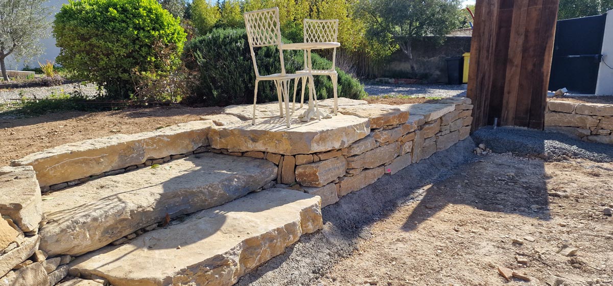 Muret en pierre naturelle et marches extérieures à Marseille Château-Gombert.