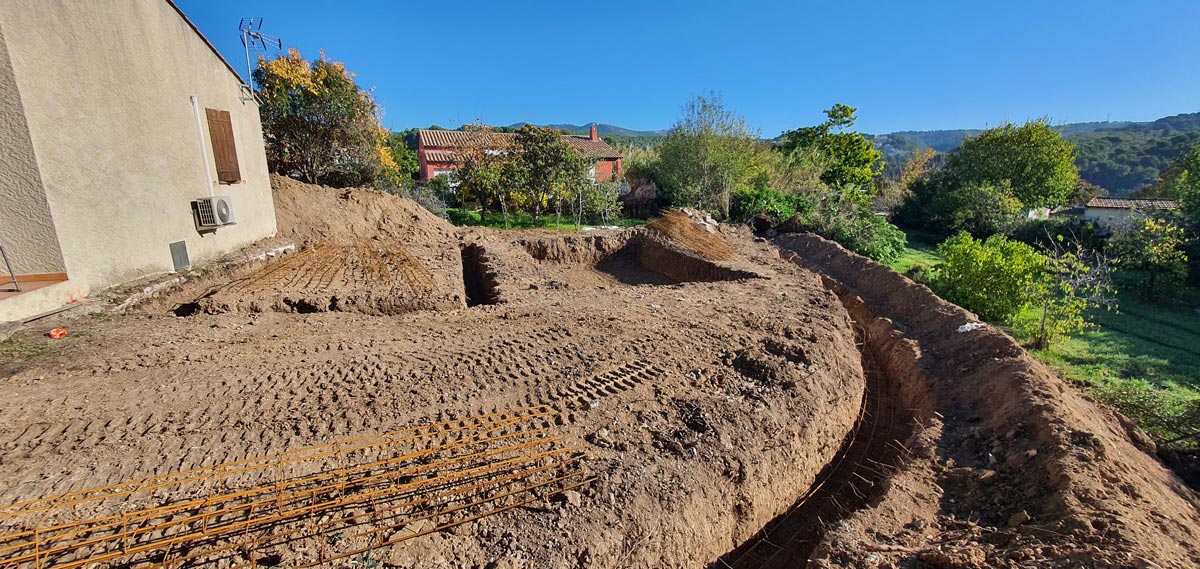 Préparation de terrain avant fondations pour une maison en région PACA