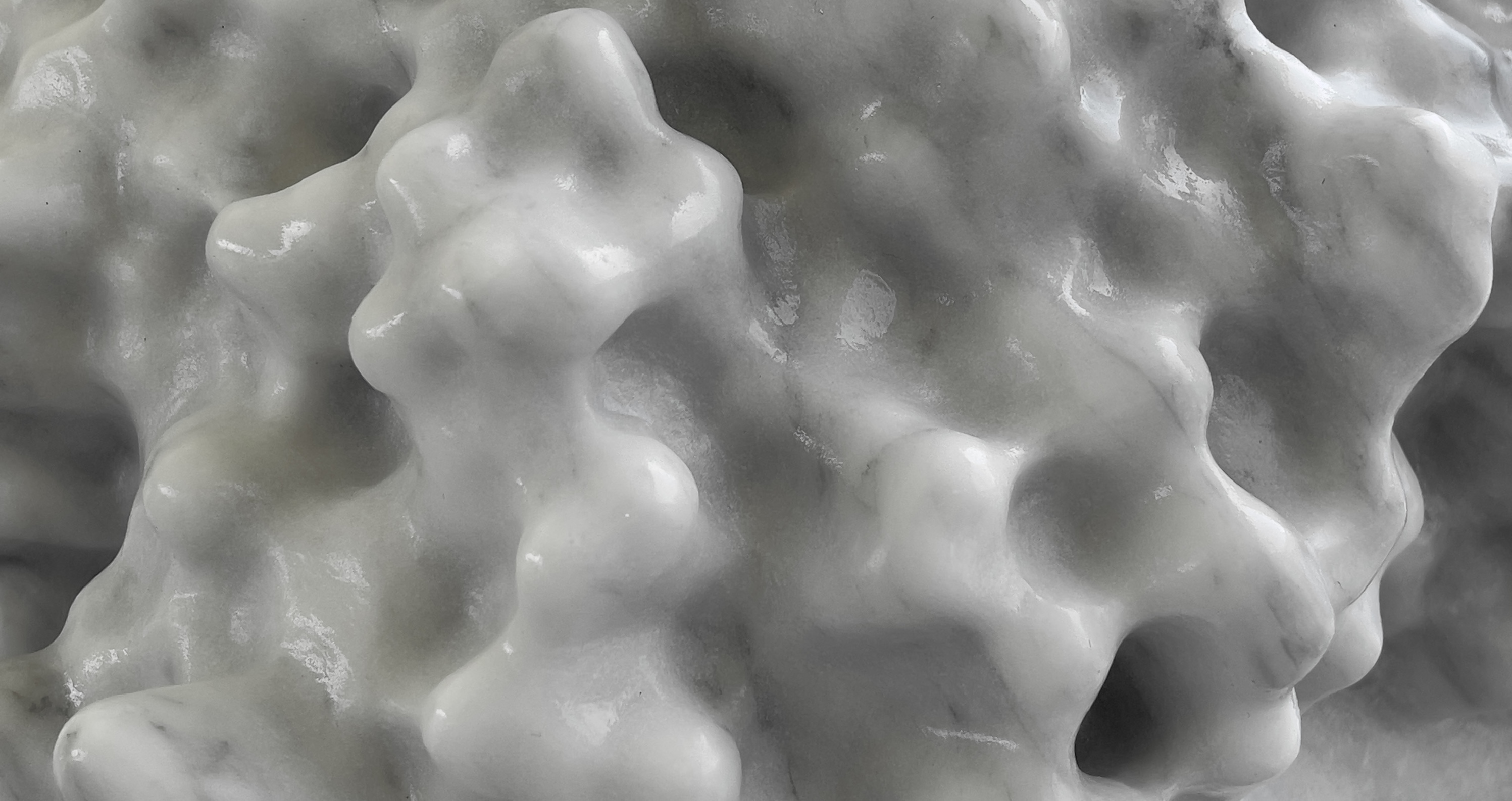 new marble sculpture on view in "Per Forza di Levare" at Fortezza di Mont'Alfonso in Castelnuovo di Garfagnana (IT)