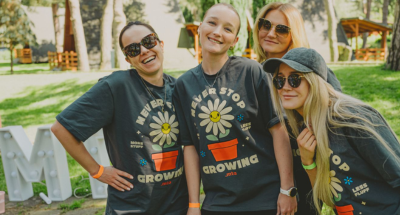 tshirt z logo firmy Moleke