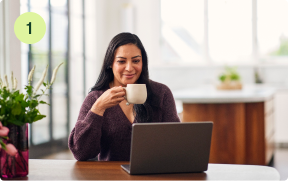 Übergewichtige Frau, die mit einer Tasse vor ihrem Laptop sitzt. Abnehmwunsch und Gewichtsverlust.