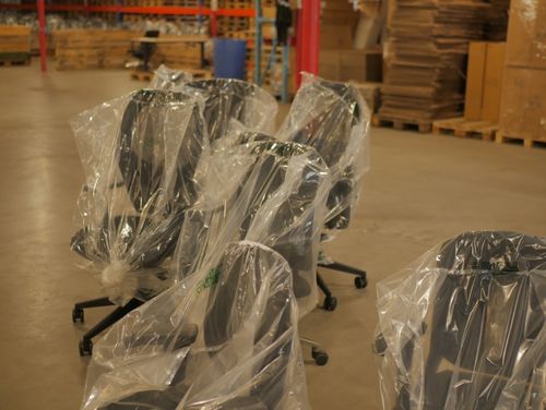 Stoelen klaar voor transport