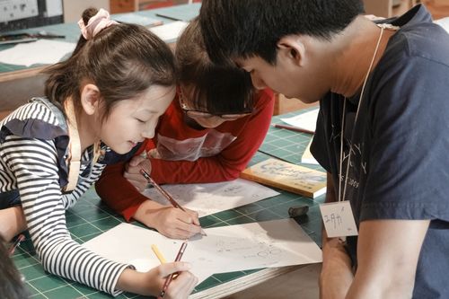 Kids brainstorming with a mentor